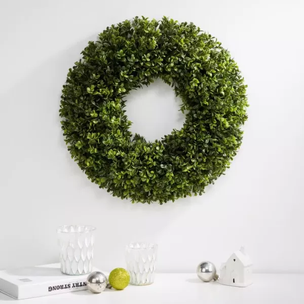 Glitzhome 18 in. D Artificial Boxwood Wreath