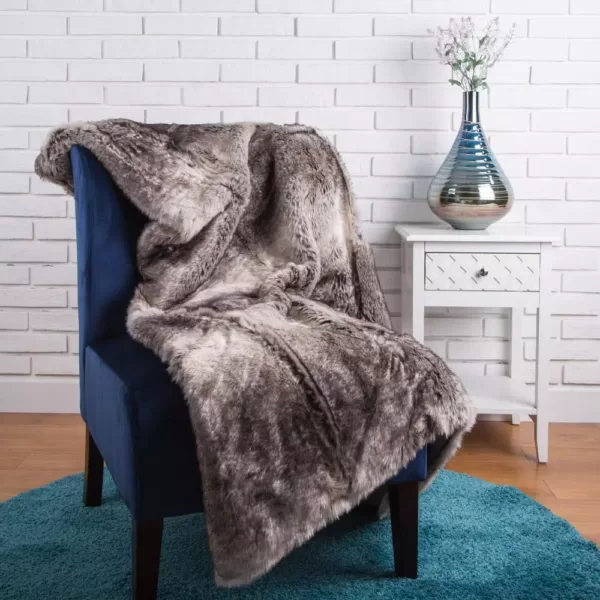 Glitzhome 60 in. H Ombre Gray Faux Fur Luxury Throw Blanket