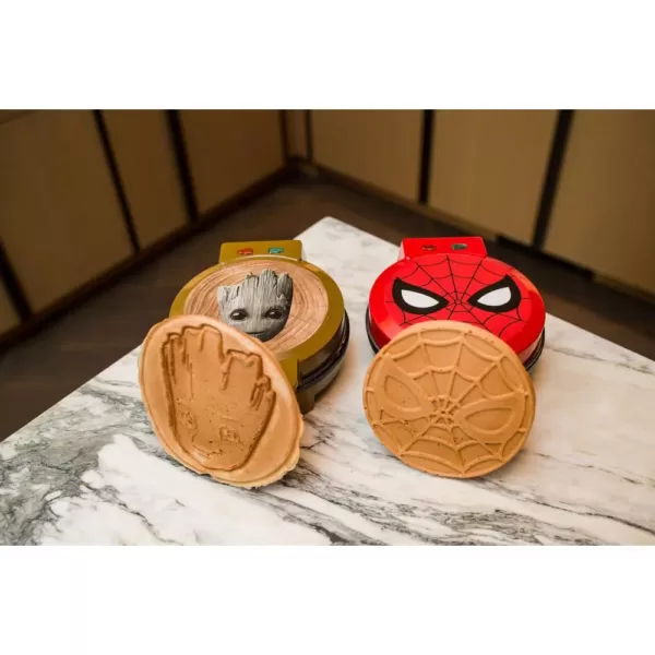 Uncanny Brands Marvel Classic Spiderman Red Waffle Maker